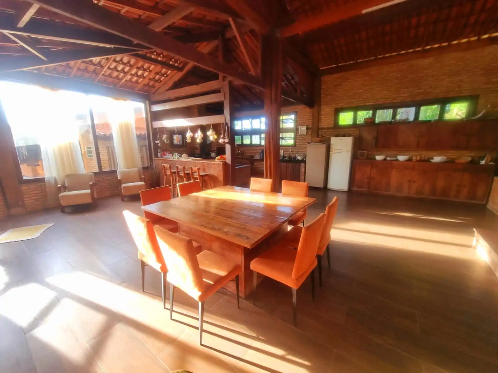 Cozinha e sala de jantar com acabamento rústico em madeira