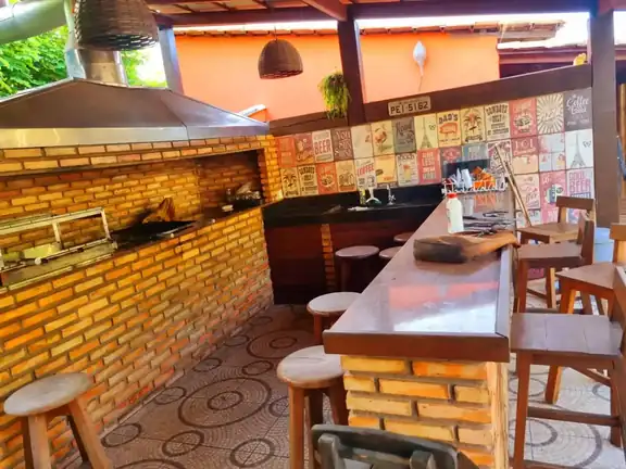 Espaço gourmet rústico com churrasqueira e bancada do sítio em Esmeraldas